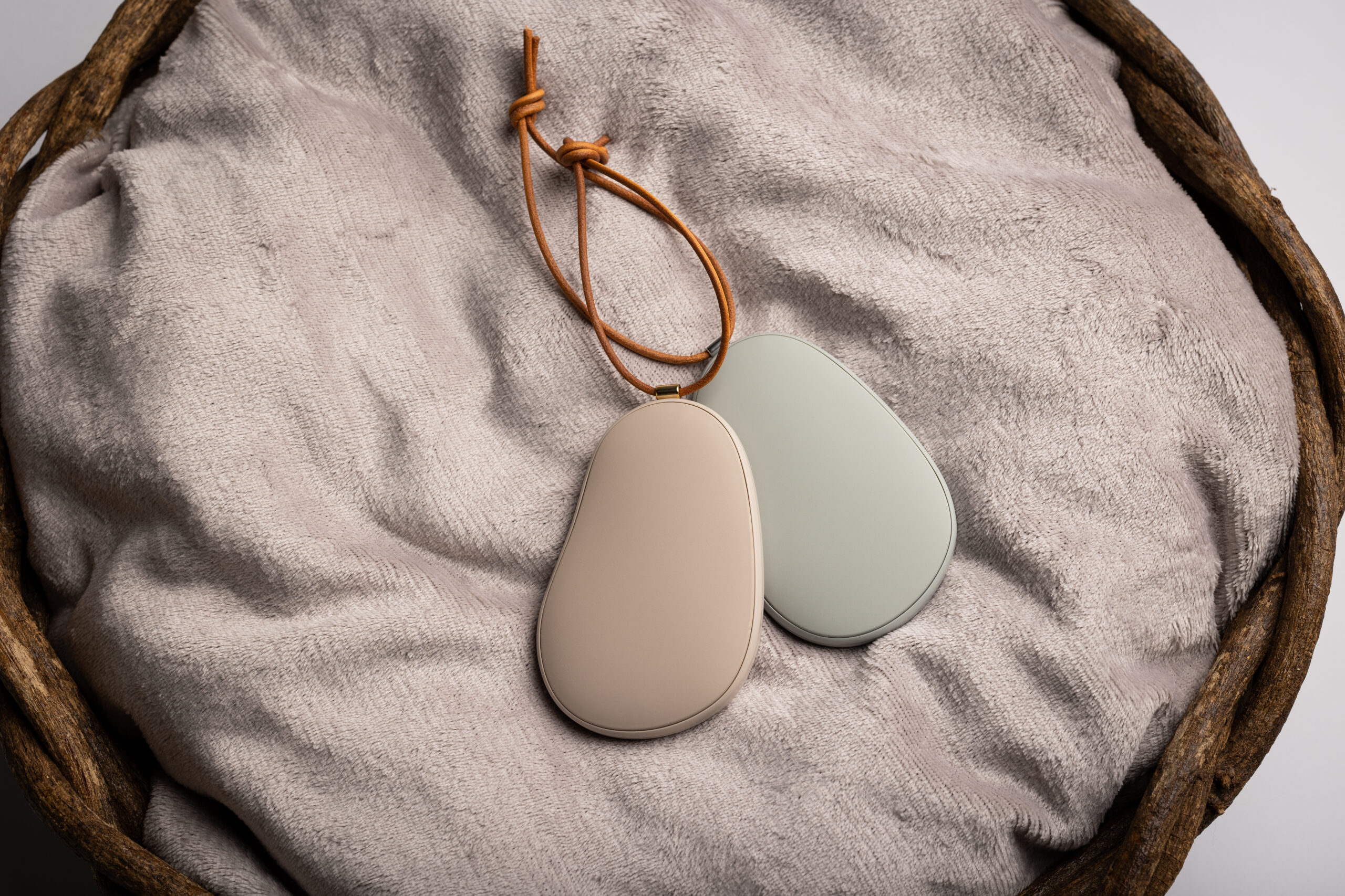 手に馴染むBEANS型「繰り返し使える充電式カイロ」を新発売